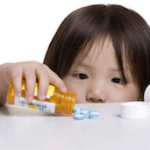 criança tomar remédio