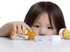 criança tomar remédio