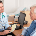 Médico avalia exames laboratoriais